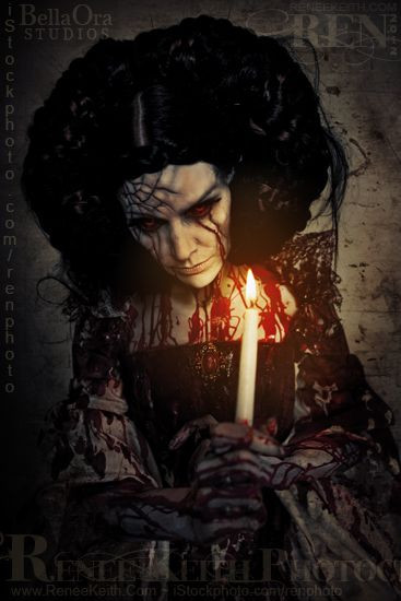 Khi lên giàn thiêu, cô bắt đầu nguyền rủa những người chứng kiến, đại ý rằng: Nếu có ai đó đọc to cái tên Bloody Mary 3 lần trước gương vào ban đêm trong khi đang nắm giữ ngọn nến, cô sẽ xuất hiện và trừng phạt con người ấy.