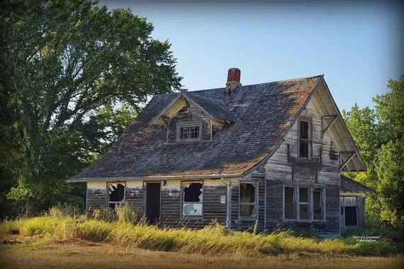 Các hiện tượng ma quái diễn ra tại trang trại của John Bell ra từ năm 1817 – 1821 và sau đó đột ngột chấm dứt.