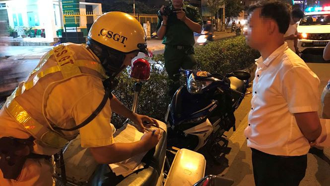 Trong quá trình làm việc, CSGT phát hiện một tài xế có nồng độ cồn nên yêu cầu vào chốt để đo lại. Tuy nhiên, tài xế này không chấp hành, có biểu hiện “cù nhây” để né tránh. CSGT phải lập biên bản không chấp hành hiệu lệnh với mức phạt kịch khung: 17 triệu đồng.