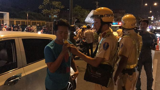 Khi máy đo phát hiện có nồng độ cồn, tài xế được yêu cầu cho xe vào lề đường để đo lại bằng cách thổi vào thiết bị đo lần thứ hai để xác định chính xác có nồng độ cồn hay không và mức độ vi phạm.