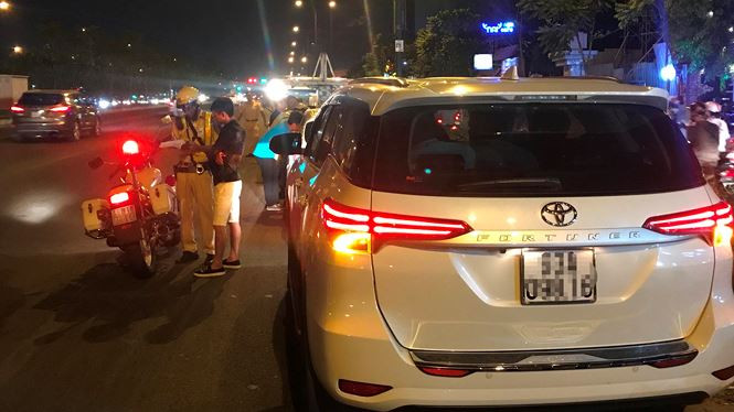 Cũng trong thời điểm này, phát hiện một xe ô tô 7 chỗ có dấu hiệu vi phạm, CSGT yêu cầu dừng xe để kiểm tra. Thấy công an, tài xế đổi cho người khác sang cầm lái nhằm qua mặt cơ quan chức năng.