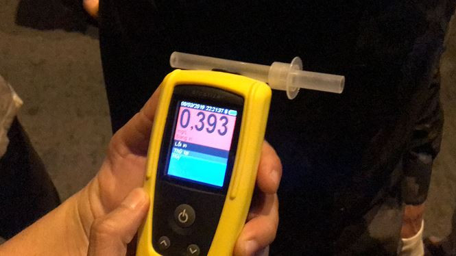 Sau khi đo nồng độ cồn, lực lượng chức năng xác định tài xế có nồng độ cồn là 0,393 mg/lít khí thở nên đã lập biên bản xử phạt.