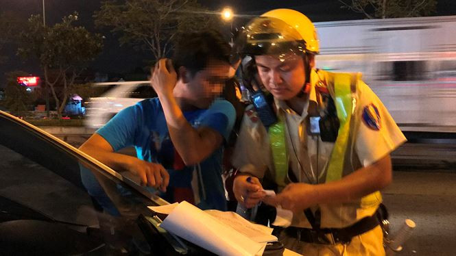 Trung tá Trương Tiến Sĩ - Phó đội trưởng đội CSGT tuần tra dẫn đoàn cho biết, việc tài xế sử dụng rượu, bia khi lái xe rất nguy hiểm cho người tham gia giao thông.