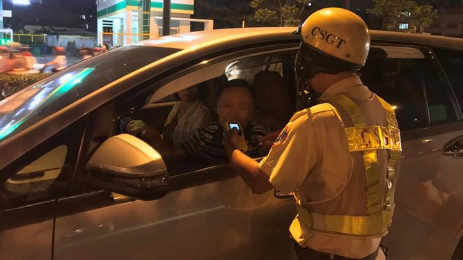 Trong lần ra quân này, lực lượng CSGT áp dụng thiết bị đo nồng độ cồn theo kinh nghiệm quốc tế. Tài xế sẽ được kiểm tra định tính nhanh trong vòng khoảng 3 giây mà không cần xuống xe.