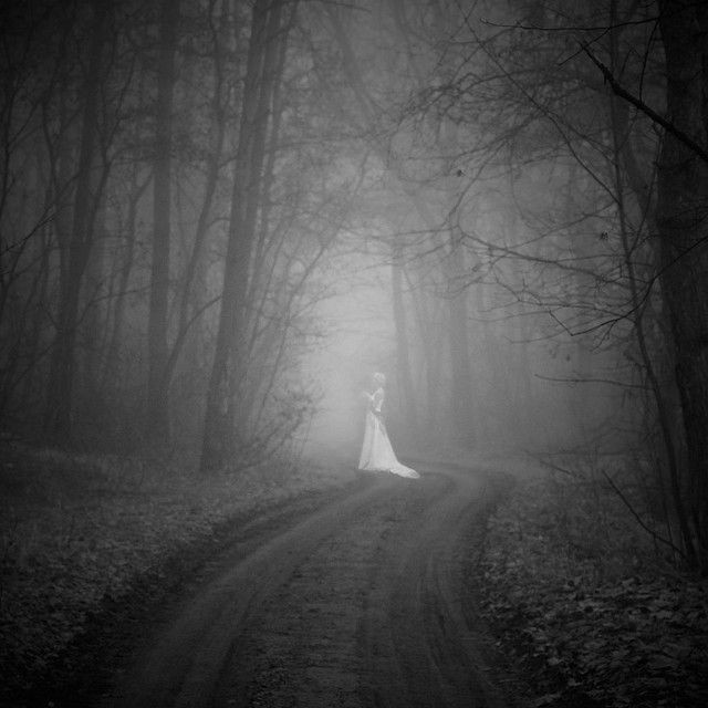 Tại các quốc gia cũng xuất hiện những dị bản về câu chuyện Quý bà trắng. Ví dụ như ở Philippines và Bồ Đào Nha, truyền thuyết về hồn ma này nói về một cô gái chết trẻ trong tai nạn giao thông.