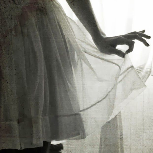 Trong dân gian đã xuất hiện tin đồn rằng Quý bà trắng là một hồn ma bị yểm bùa bởi một phù thủy tà ác, luôn mong muốn đem lại bất hạnh cho nhân loại.