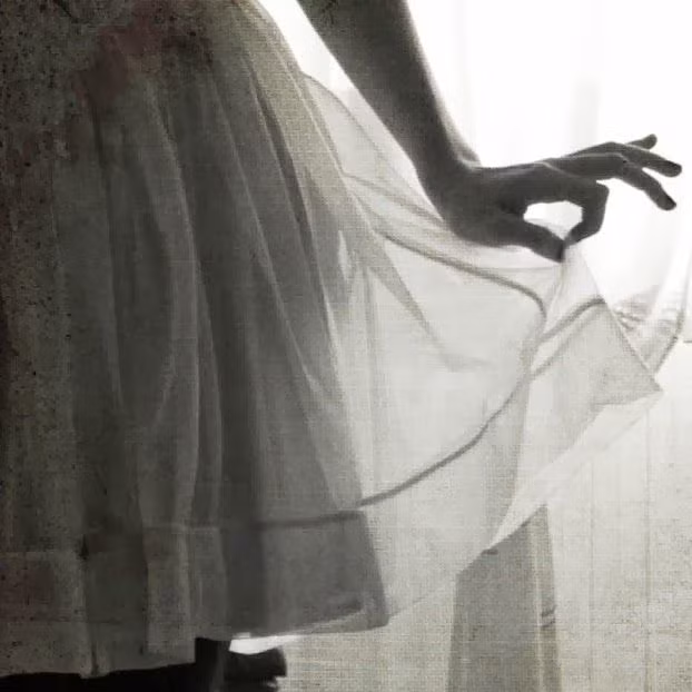 Trong dân gian đã xuất hiện tin đồn rằng Quý bà trắng là một hồn ma bị yểm bùa bởi một phù thủy tà ác, luôn mong muốn đem lại bất hạnh cho nhân loại.