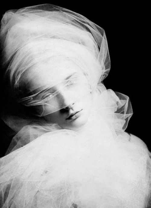 Kể từ đó, hồn ma này lang thang qua rất nhiều lâu đài ở Vương quốc Anh.