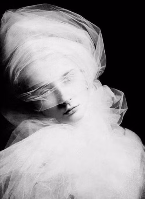 Kể từ đó, hồn ma này lang thang qua rất nhiều lâu đài ở Vương quốc Anh.