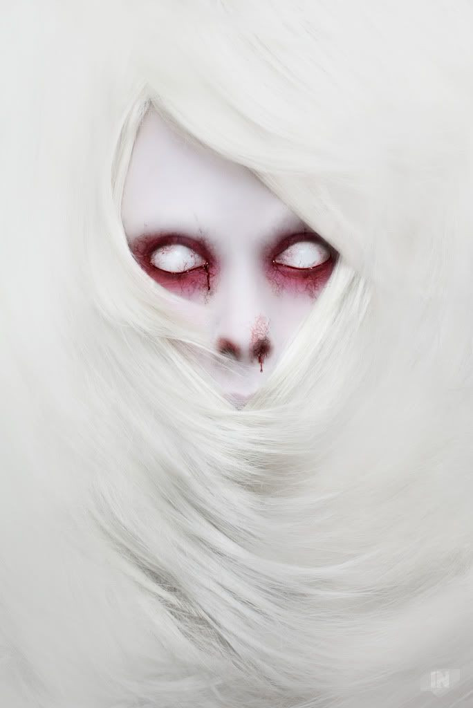 Theo giai thoại được lưu truyền phổ biến, nguồn gốc của hồn ma Quý bà trắng là của một cô gái trẻ tự sát bằng cách nhảy từ trên tòa tháp vào thời Trung cổ.