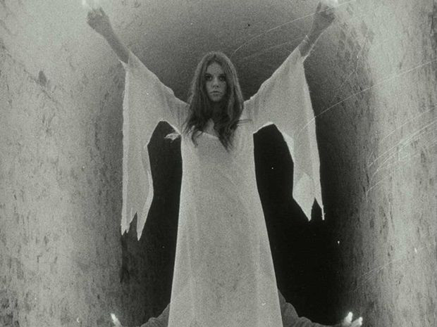 Theo những câu chuyện được kể lại, Quý bà trắng thường xuất hiện trong dáng hình một phụ nữ mặc đầm trắng, tóc tai rũ rượi, đôi khi có thể nhìn xuyên thấu qua người.