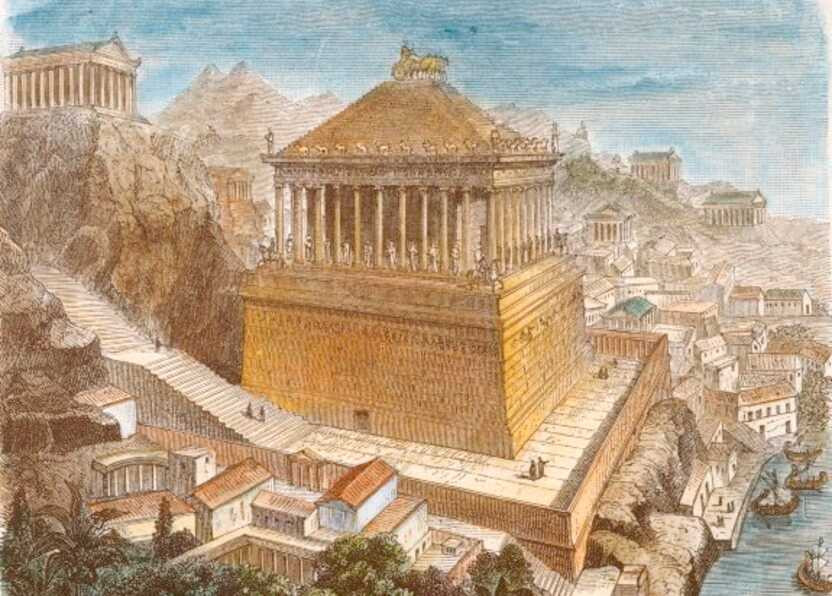 Trên đỉnh kim tự tháp bậc thang có hình chiếc xe ngựa tứ mã kéo khổng lồ. Hai trụ chạy liên tục quanh các mặt của lăng mộ, một trụ mô tả trận đấu giữa người Lapith và Centaur, trụ còn lại mô tả trận chiến giữa người Hy Lạp và Amazon.