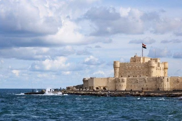 Đến cuối thế kỷ 15, trên nền ngọn hải đăng, một pháo đài được vị vua Hồi giáo tại Ai Cập lúc đó là Qaitbey xây dựng, được gọi là pháo đài Qaitbey.