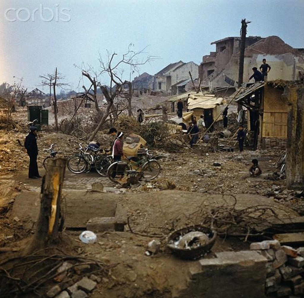 Cảnh tượng đổ nát thê lương ở phố Khâm Thiên tháng 3/1973. Con phố này đã bị máy bay B-52 Mỹ san phẳng trong đợt dội bom rải thảm vào dịp Giáng sinh Hà Nội năm 1972. Ảnh: Werner Schulze/ Corbis.
