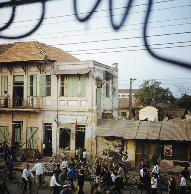 Một trong số ít những ngôi nhà không bị phá hủy hoàn toàn ở phố Khâm Thiên.