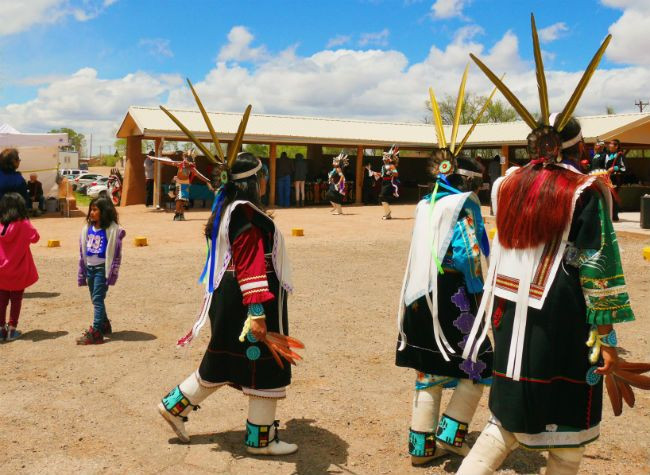 Các nhà khoa học cho rằng những sự tương đồng này có thể đến từ một mối lên hệ nào đó giữa người Zuni và người Nhật Bản trong quá khứ.