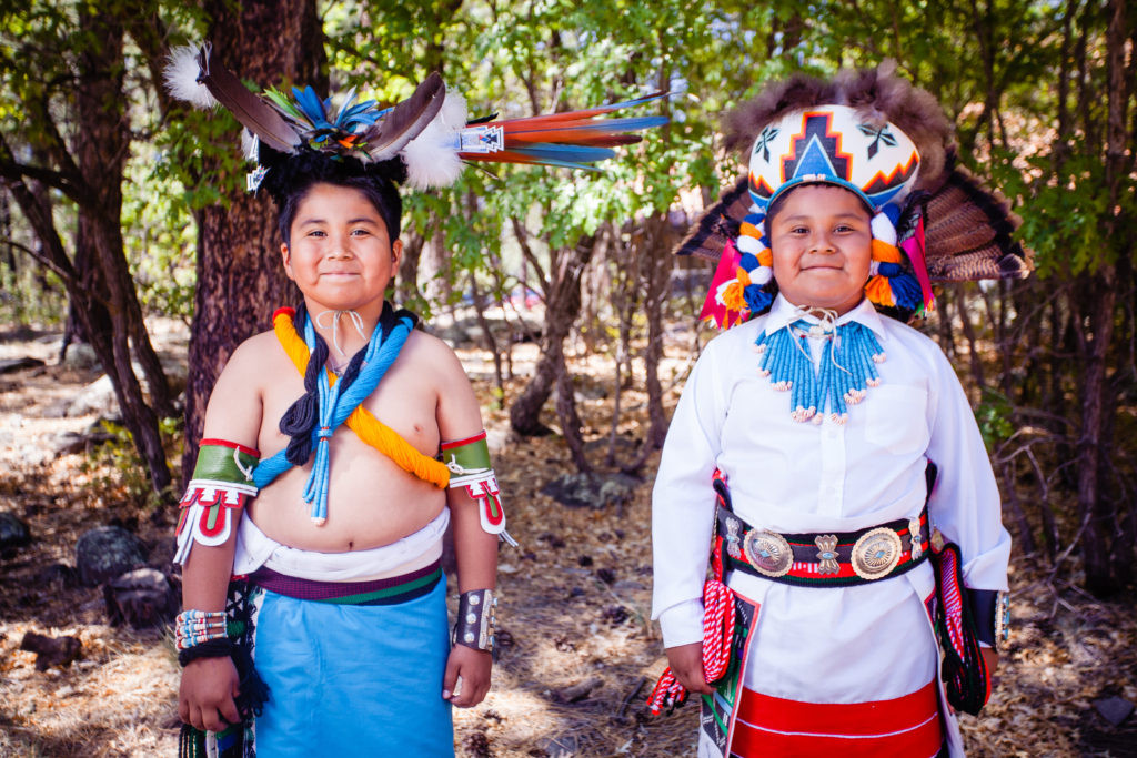Ngoài ra, biểu tượng Âm - Dương cũng xuất hiện trong tín ngưỡng của người Zuni. Đây vốn là một biểu tượng có nguồn gốc từ triết học Trung Hoa cổ đại mà văn hóa Nhật Bản chịu ảnh hưởng lớn.
