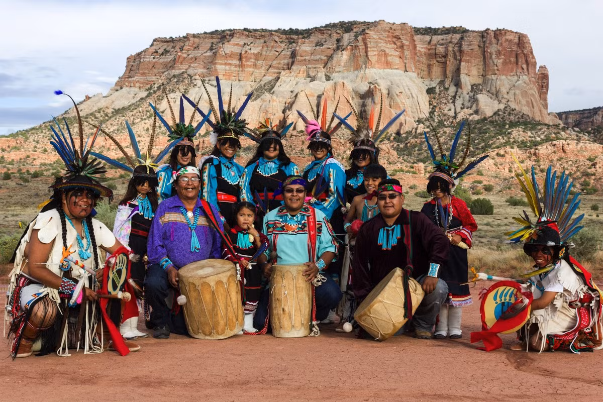 Khi đó dòng hải lưu đã đưa người Nhật Bản đến vùng đất thuộc bang California ngày nay. Khi những người hành hương này tiếp tục đi về hướng Đông họ đã tiếp xúc với người Zuni và truyền bá tín ngưỡng, ngôn ngữ Nhật Bản đến cộng đồng này.