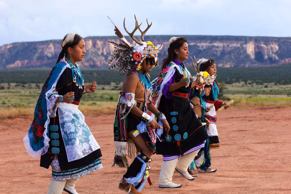 Một sự tương đồng nổi bật khác là nhóm máu. Nhóm máu B rất phổ biến trong cộng đồng các nước Đông Á và không có ở hầu hết các bộ tộc người Mỹ bản địa, ngoại trừ người Zuni với tỉ lệ nhóm máu B cao.