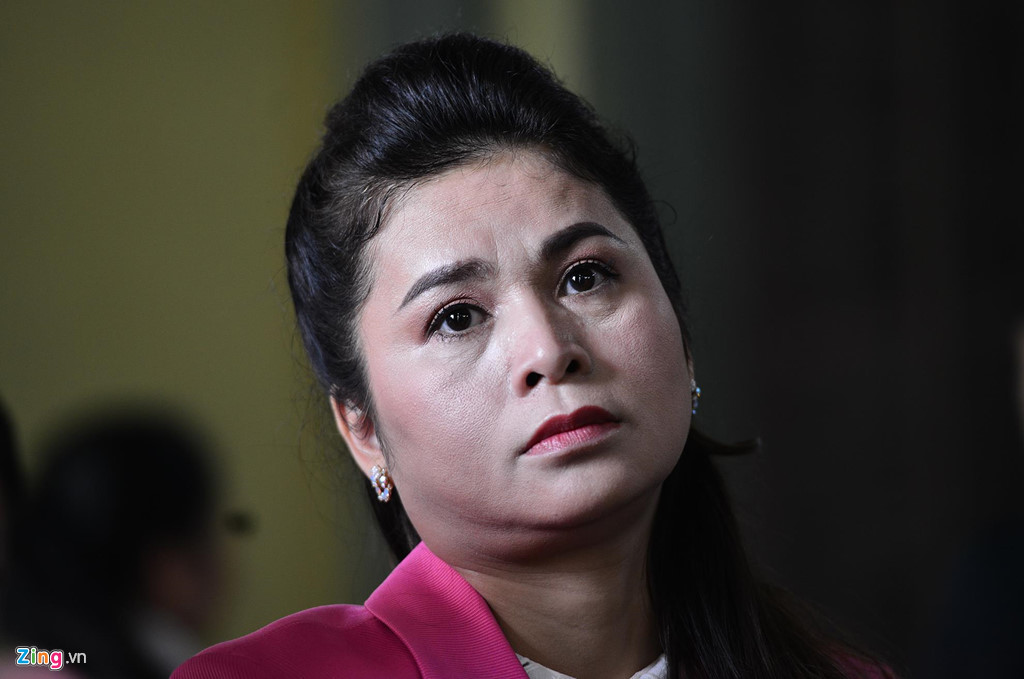 “Tiền ở đâu mà có? Do hoạt động kinh doanh hay sao?”, VKS hỏi. Người đại diện của ông Đặng Lê Nguyên Vũ nói: “Là tiền thu nhập của 2 vợ chồng trong thời kỳ hôn nhân, kết quả kinh doanh”. Đại diện của ông Vũ nói vợ chồng bà Thảo có lương, có cổ tức rõ ràng, chỉ cần yêu cầu các công ty cung cấp số liệu sẽ sáng tỏ. "Nếu số đó vượt qua cổ tức mà vẫn đòi được chia thì có lẽ phạm vào tội trốn thuế chứ không phải cứ đòi chia”, vị đại diện đề nghị tòa làm rõ và nhấn mạnh luật quy định rõ về thời điểm tạo lập, yêu cầu tạo lập thì mới chia được, còn yêu cầu tại phiên tòa là có dấu hiệu cản trở tố tụng.