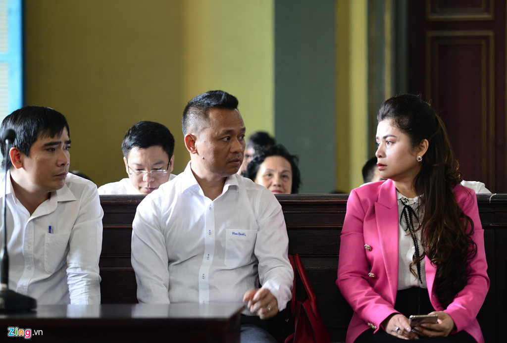 Khoảng 8h, bà Thảo cùng đại diện của mình cũng vào phòng xét xử. Hai người liên tục trao đổi trước khi HĐXX bước vào làm việc.