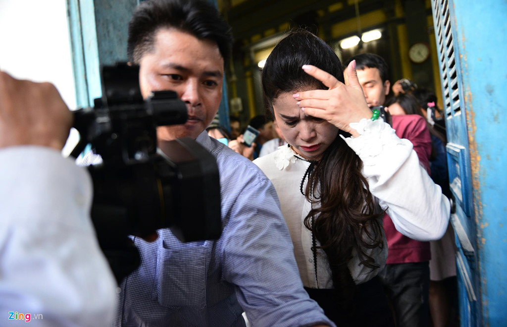 Về phía bà Thảo được giao tiền, vàng, bất động sản đang quản lý, quyền sử dụng đất và gắn liền với đất gồm 7 bất động sản trị giá 375 tỷ; tài sản quy ra tiền tương đương hơn 1.700 tỷ. Và ông Vũ có trách nhiệm thanh toán phần chênh lệch 1.200 tỷ cho bà Thảo. Theo bản án, tòa đình chỉ các yêu cầu khác đối với các công ty phát sinh với tư cách cổ đông, thành viên công ty; hủy các biện pháp khẩn cấp tạm thời; tách quan hệ liên quan Trung Nguyên Singapore thành vụ kiện khác.