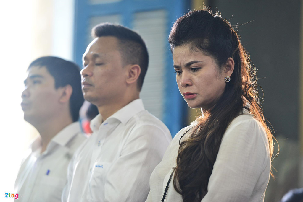 Sau khoảng hai giờ đọc phát quyết, HĐXX đánh giá hai bên mâu thuẫn trầm trọng. Việc bà Thảo, ông Vũ cùng đề nghị tòa chấp nhận cho ly hôn là hoàn toàn hợp lý. Do đó, HĐXX đồng ý với sự thỏa thuận của hai bên. Theo đó, 4 đứa con sẽ do bà Thảo nuôi. Ông Vũ có nghĩa vụ cấp dưỡng cho các con 10 tỷ đồng/năm tính từ năm 2013 cho đến khi học xong đại học.