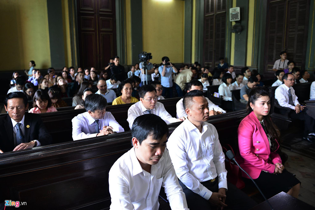 Trong các buổi xét xử vụ ly hôn giữa ông Đặng Lê Nguyên Vũ và bà Lê Hoàng Diệp Thảo thu hút rất nhiều người theo dõi. Hôm nay, chủ tọa nhắc lại lý do phiên tòa tạm dừng trước đó là để xác minh số dư tài khoản của bà Thảo tại các ngân hàng. Chủ tọa công bố, theo xác minh, số dư tài khoản của bà Thảo tính đến thời điểm này chỉ riêng Eximbank còn 1,3 tỷ đồng. Tại phiên tòa hôm nay, HĐXX quyết định quay lại phần xét hỏi về số tiền này.