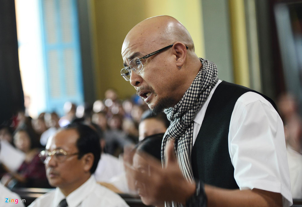 Ông Vũ định không trả lời nhưng trước sự đôi co hai phía, ông Vũ đứng dậy, cầm mic nói: "Nói lời nào cũng chạm nỗi đau. Gần như tôi im lặng, cái nào nói đã nói rồi. Gia đình, ai cũng hiểu. Hãy nói bằng cái lòng của cô. 5 năm nay tôi cũng không ai muốn nói cái gì hết. Cô đừng đứng đây mà đôi co. Tiền ở đâu? Phản tố cũng vậy, thẩm phán biết hết. Tôi đã nói để Trung Nguyên cho Qua. Tiền 20 năm nay có ai giành đồng nào...".