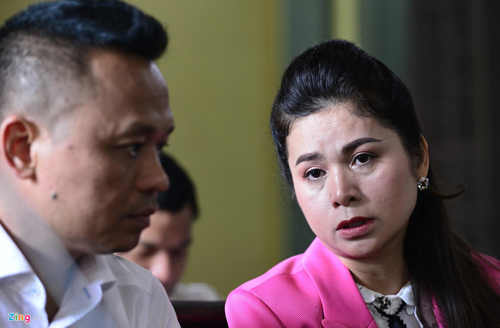 3 tuần trước, phiên tòa tạm dừng với lý do để xác minh số dư tài khoản gồm tiền, vàng trị giá hơn 2.100 tỷ đứng tên bà Thảo tại ngân hàng BIDV, Vietcombank và Eximbank. Đây là yêu cầu phản tố của ông Vũ tại tòa vì cho rằng là tài sản chung của vợ chồng cần phải phân chia. Phía bà Thảo không đồng ý vì cho rằng ông Vũ đã rút phần yêu cầu này và nhấn mạnh tiền đã hết sau thời điểm tòa xác minh.