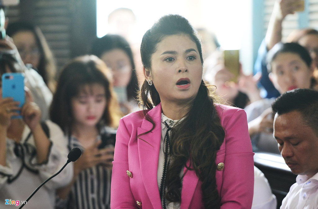 Người đại diện định trả lời thì bà Thảo không đồng ý, đề nghị chính ông Vũ phải trả lời. "Câu hỏi này chỉ mình anh Vũ mới trả lời được thôi. Luật sư không thể trả lời được. Từ khi cưới nhau, anh có đưa em giữ đồng nào hay chuyển vào tài khoản em một đồng nào hay không? Tôi cần anh Vũ trả lời”, bà Thảo tha thiết.