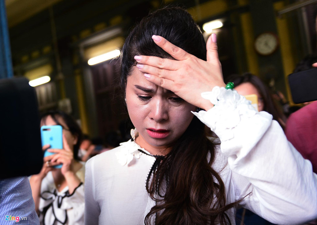 Thời điểm sau khi kết thúc phiên tòa, bà Hoàng Lê Diệp Thảo bật khóc rời tòa. Trả lời Zing.vn, bà Thảo nói: "Một bản án quá bất công với mẹ con chúng tôi".