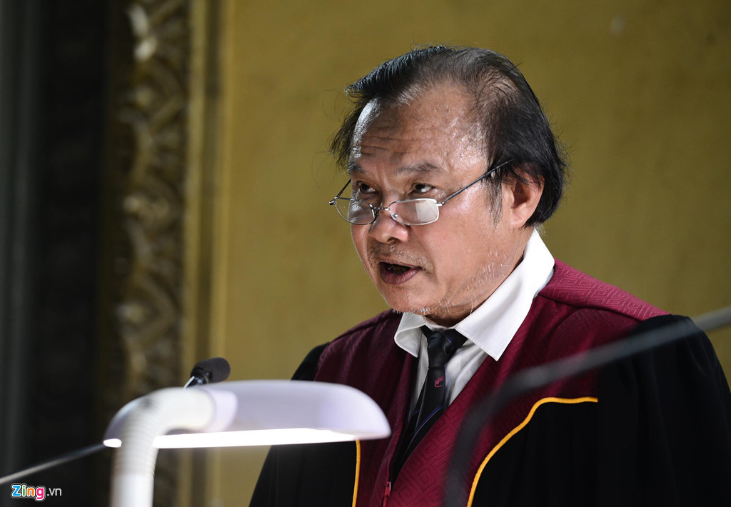 Lúc 14h40, HĐXX thông báo nghị án. Sau đó, chủ tọa phiên tòa đọc phán quyết vụ ly hôn vợ chồng "vua cà phê" Trung Nguyên.