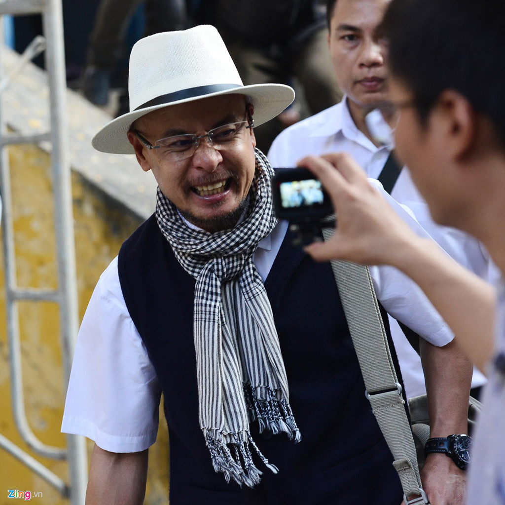 Sau khi HĐXX tuyên, ông Vũ vội vã rời tòa với tâm trạng khá vui. Ông đã từ chối trả lời báo chí.