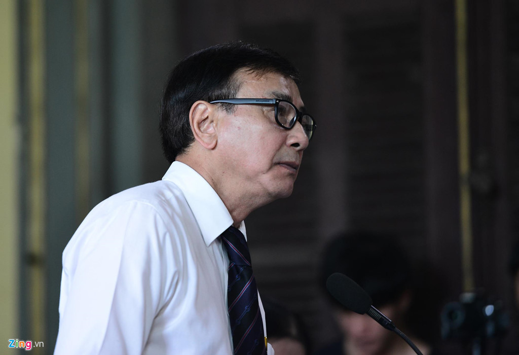 Phía ông Vũ khẳng định khoản tiền phản tố 2.100 tỷ là tiền trong tài sản chung, đã được làm rõ trước tòa. "Chúng tôi cho rằng là tài sản chung. Nguyên đơn nếu như không có xác nhận đã chi tiêu vào khoản nào thì đây là tài khoản cá nhân của nguyên đơn nên chúng tôi không có câu hỏi nào thêm:, đại diện phía ông Vũ nói.