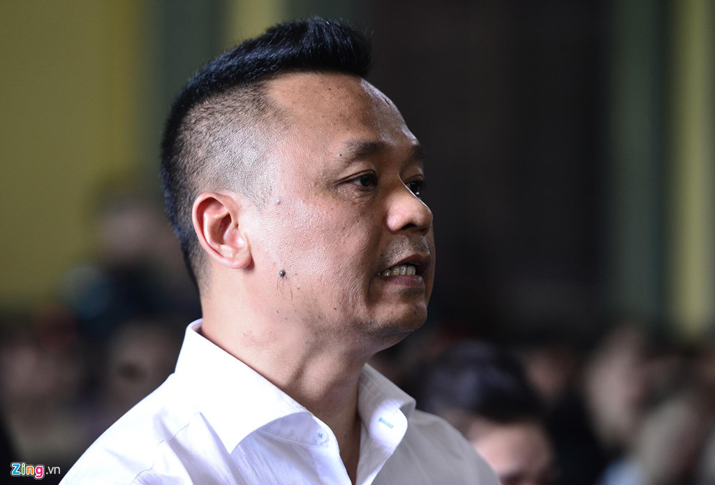 Còn phía bà Thảo cho rằng nếu tòa làm theo quy định pháp luật thì không kéo dài đến hôm nay. "Nếu ông Vũ cho rằng tài sản chung thì căn cứ tạo lập tài sản chung là gì?", đại diện bà Thảo hỏi.