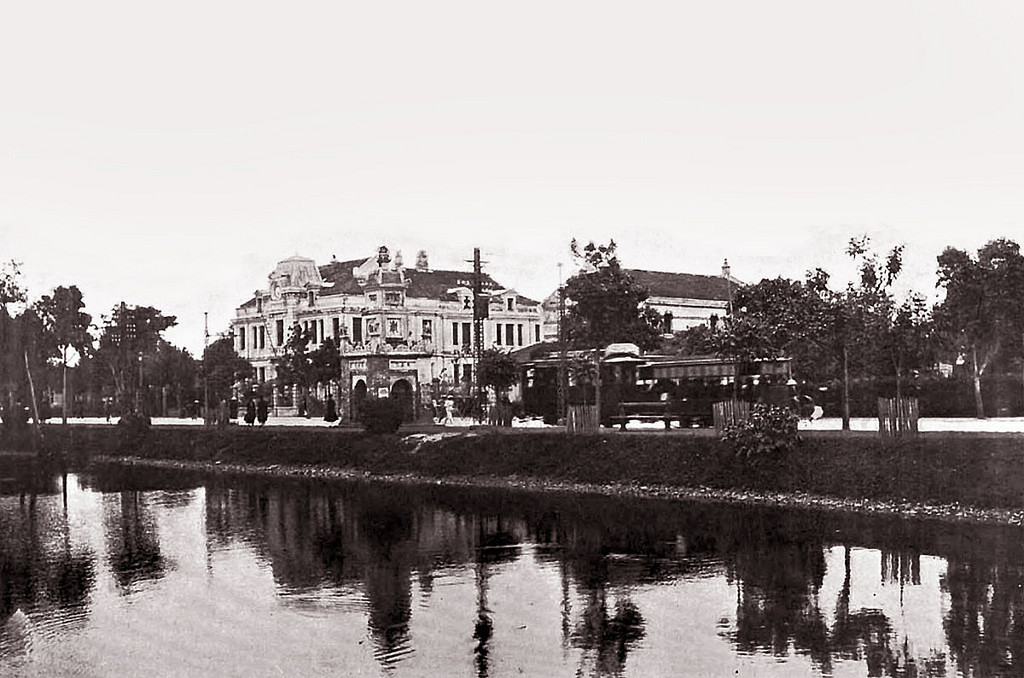 Khi xây dựng xong, đại lộ quanh hồ Gươm được mang tên là đại lộ Francis Garnier. Ngày 28/1/1891, một đám cháy xảy ra ở gần Toà Đốc lý trên đại lộ này làm cháy 25 túp lều ở các phố lân cận như rue de l'Huile (phố Hàng Dầu), rue du Lac (phố Bên Hồ).