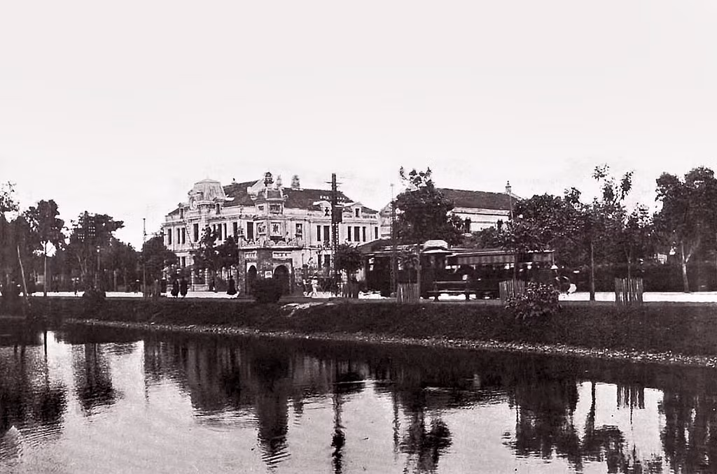 Khi xây dựng xong, đại lộ quanh hồ Gươm được mang tên là đại lộ Francis Garnier. Ngày 28/1/1891, một đám cháy xảy ra ở gần Toà Đốc lý trên đại lộ này làm cháy 25 túp lều ở các phố lân cận như rue de l'Huile (phố Hàng Dầu), rue du Lac (phố Bên Hồ).