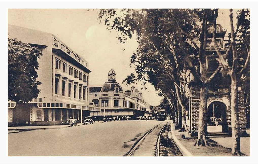 Ngày nay phố Đinh Tiên Hoàng thuộc các phường Hàng Bạc, Lý Thái Tổ, Tràng Tiền, quận Hoàn Kiếm. Phố dài 900m, rộng 16m. Từ quảng trường Đông Kinh nghĩa thục (đầu phố Hàng Đào, Hàng Gai), chạy quanh bờ Bắc và Đông của hồ Hoàn Kiếm, tới ngã tư Tràng Tiền - Hàng Khay - Hàng Bài.