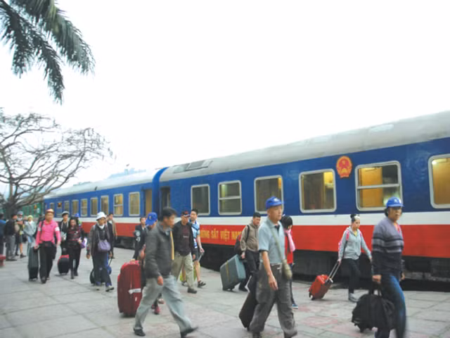 Duong sat, hang khong tang chuyen dip Gio To va 30/4 - 1/5