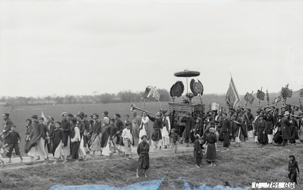 Đám rước kiệu di chuyển trên đường làng trong lễ hội Phủ Giày, thập niên 1920.