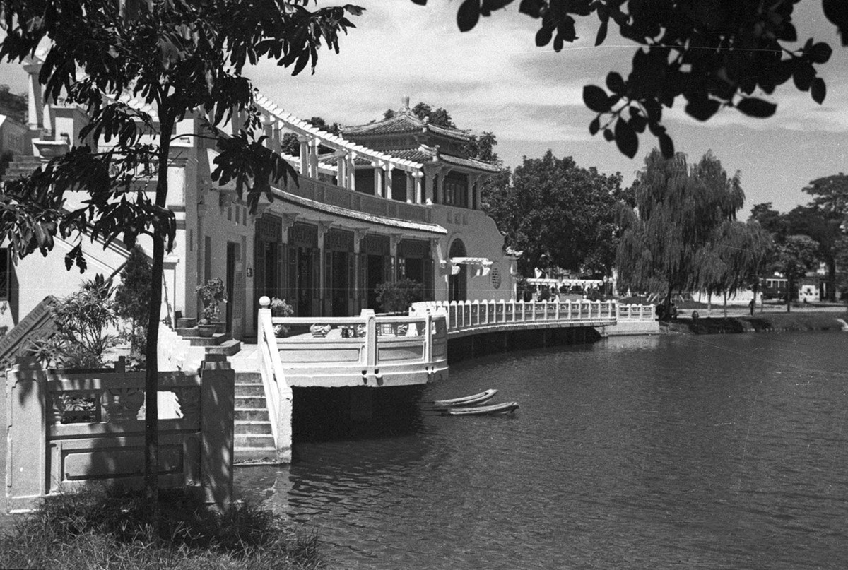 Nhà hàng Thủy Tạ, một công trình có kiến trúc độc đáo bên bờ hồ.