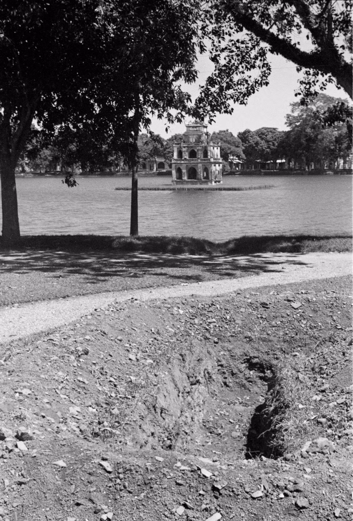 Một hầm trú bom đang được đào ở bờ hồ.