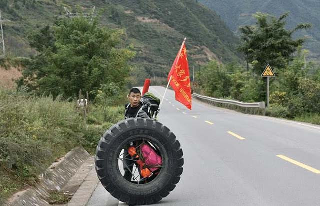 Ly do dan du lich bui ru nhau day banh xe 80kg den Tay Tang