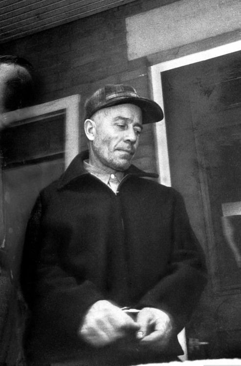 Có niềm hứng thú vô tận với việc giải phẫu cơ thể phụ nữ, Ed Gein bắt đầu trộm mộ khi còn đang trong lứa tuổi thiếu niên. Trong suốt 10 năm tiếp theo, tên sát nhân này đã ra tay với hàng loạt phụ nữ tầm tuổi mẹ mình.