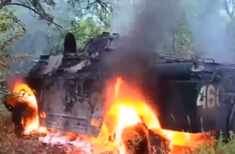 Xe thiết giáp trinh sát BRDM của Quân đội Ukraine bị phá hủy ở Lugansk, ngày 29/5/2014. Các dòng xe thiết giáp BTR, BRDM, BMP hay BMD đều có lớp giáp mỏng nên rất dễ bị súng chống tăng RPG hay tên lửa chống tăng phá tan tành.