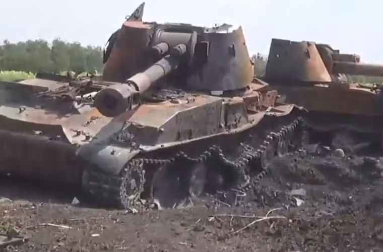 Hai cỗ pháo tự hành 2S3 Akatsiya trang bị pháo 152mm bị phá hủy ngày 12/8. Một trong 2 chiếc bị bay mất phần sau của tháp pháo.