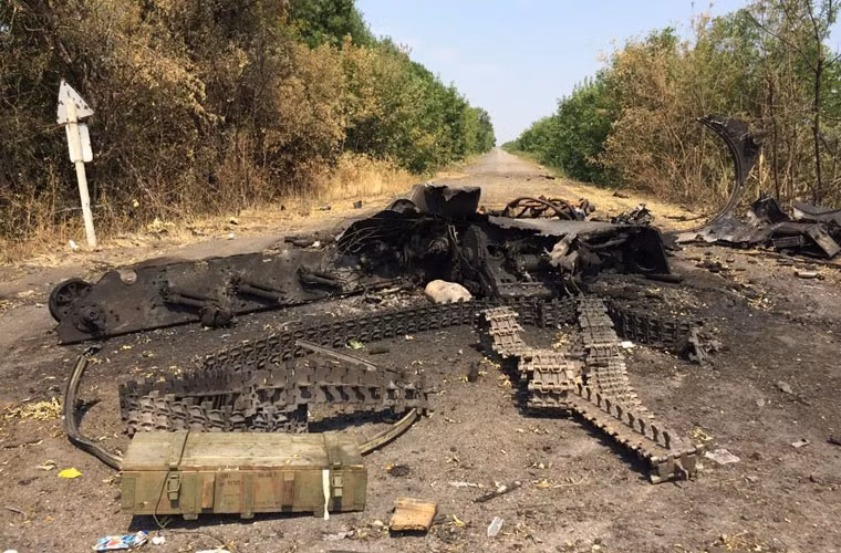 Những gì còn lại của khẩu pháo cối tự hành 2S9 Nona cỡ 120mm bị phá hủy ngày 14/8. Phần thân bị nát tới mức không còn hình hài rõ ràng, xích xe tứ tán, tháp pháo bay đâu mất.