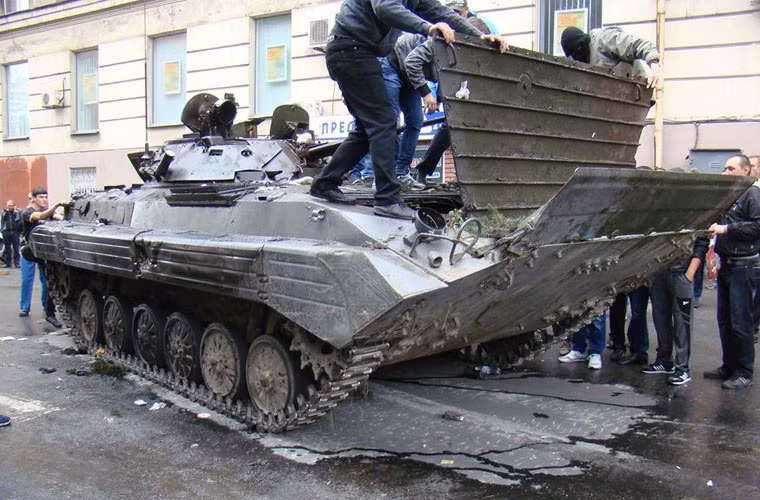 Trong ảnh là xe chiến đấu bộ binh BMP-2 bị phá hủy ở Mariupol, ngày 9/5/2014. Đây có lẽ là chiếc xe may mắn nhất trong số những chiếc BMP-2 bị quân ly khai hủy diệt khi mà nó còn giữ nguyên hình dạng.