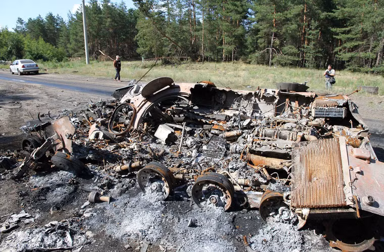 Những gì còn lại của chiếc xe chiến đấu bộ binh BMP-1 của Quân đội Ukraine bị phá hủy ngày 20/6/2014. Nếu như không có chú thích của người chụp thì thật khó để xác định đây là loại xe nào khi mọi thứ đã cháy tới mức không còn hình hài rõ ràng, không rõ số phận kíp lái trên xe.